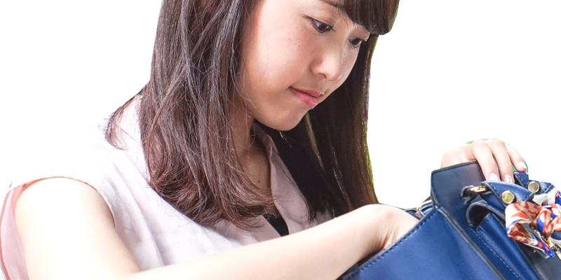 カバンの中を探す女性
